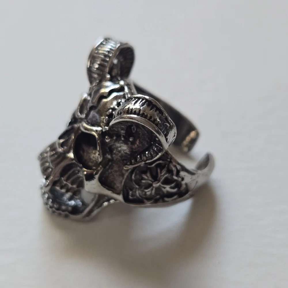 Silver Skull Horned Ring  Size 8